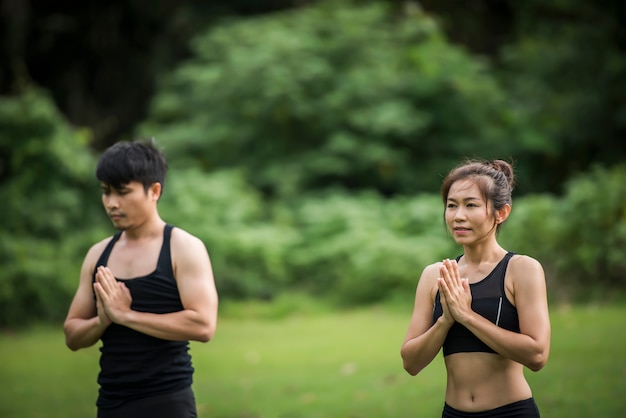 Exercices de yoga en bonne santé dans le parc