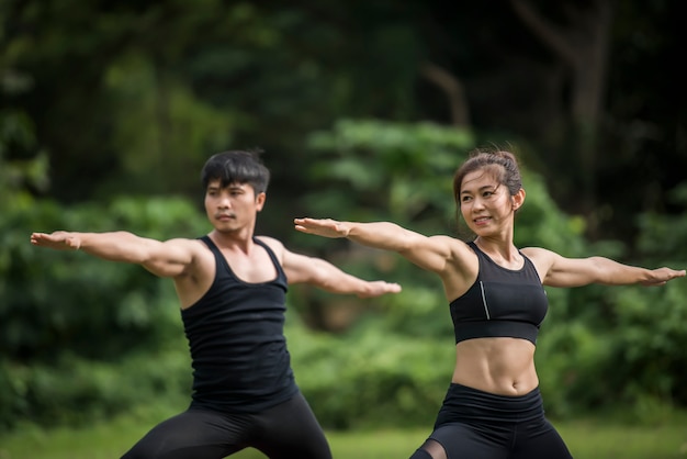 Exercices de yoga en bonne santé dans le parc