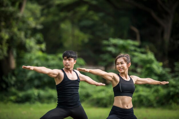 Exercices de yoga en bonne santé dans le parc