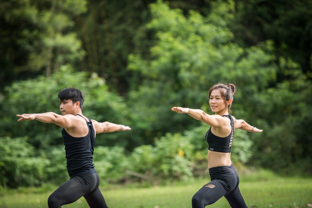 Exercices de yoga en bonne santé dans le parc