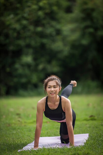 Exercices de yoga en bonne santé dans le parc