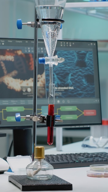 Photo gratuite expérience chimique avec tube à essai en laboratoire