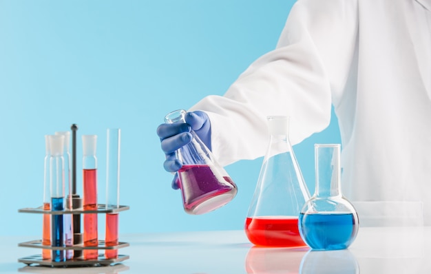 Expériences dans un laboratoire de chimie. mener une expérience en laboratoire.