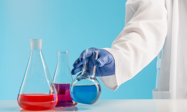 Expériences dans un laboratoire de chimie. mener une expérience en laboratoire.