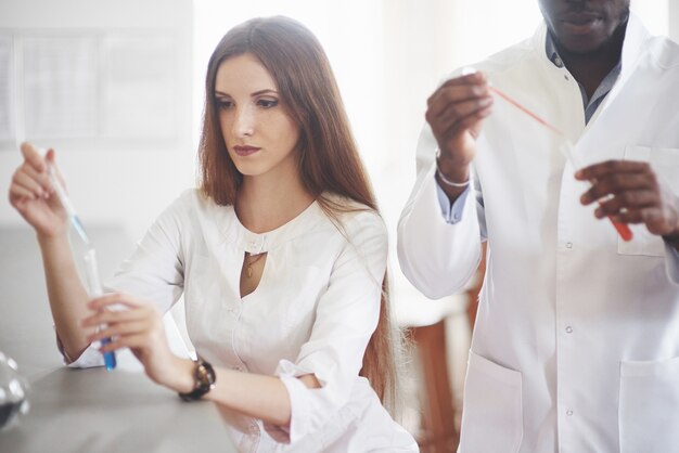 Expériences en laboratoire de chimie. Une expérience a été menée en laboratoire dans des flacons transparents.