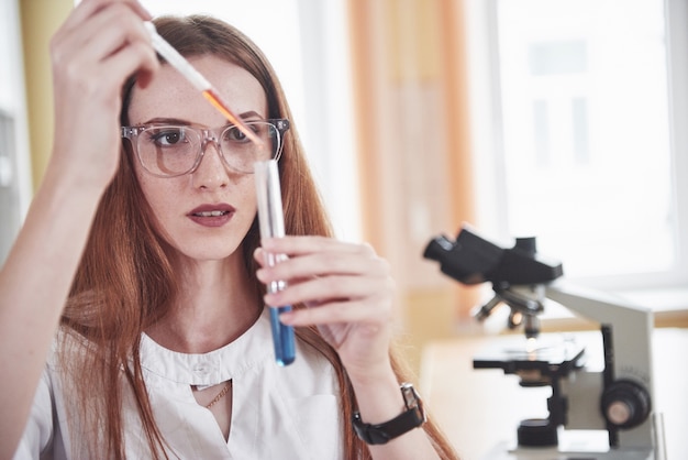 Expériences en laboratoire de chimie. Une expérience a été menée en laboratoire dans des flacons transparents.