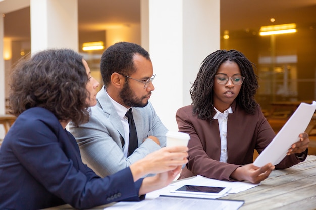 Expert juridique expliquant les spécificités du contrat