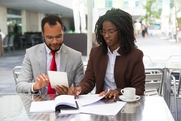 Expert juridique prenant des notes sur le projet de contrat