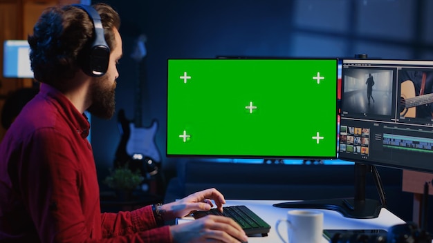 Photo gratuite expert utilisant des techniques de post-production pour éditer des clips bruts sur un écran isolé