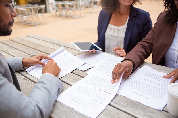 Experts juridiques examinant les documents clients