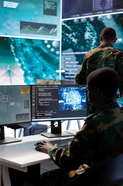 Des experts militaires dans un centre de contrôle de mission utilisent la technologie moderne sur ordinateur