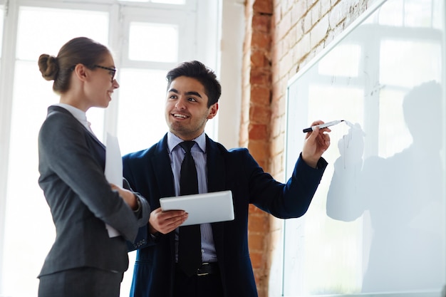 Photo gratuite expliquer les données sur le tableau blanc