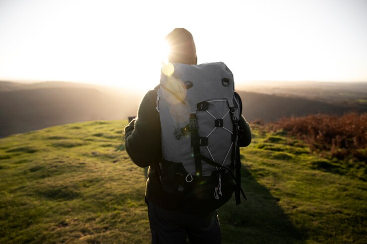 Photo gratuit explorateur de tir moyen avec sac à dos