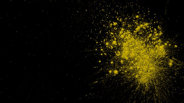 Explosion de couleur jaune sec sur fond noir