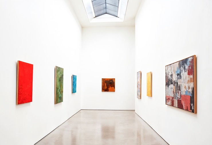Photo gratuit exposition de galerie d'art avec des peintures abstraites colorées