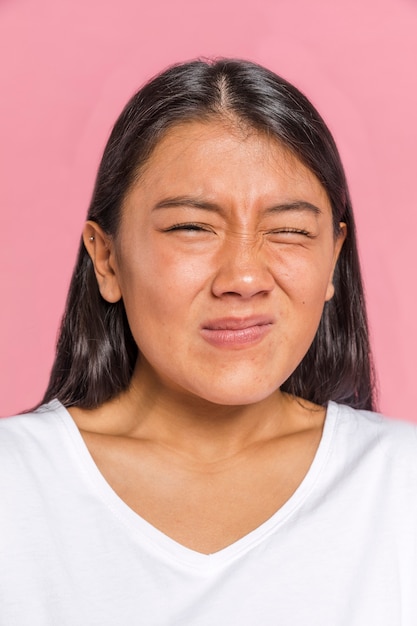 Photo gratuite expression de visage féminin montrant le dégoût