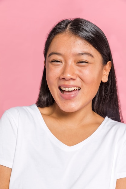 Expression de visage de femme montrant le bonheur