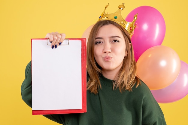 Expressive jeune femme posant pour Noël