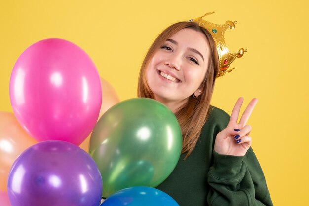 Expressive jeune femme posant pour Noël