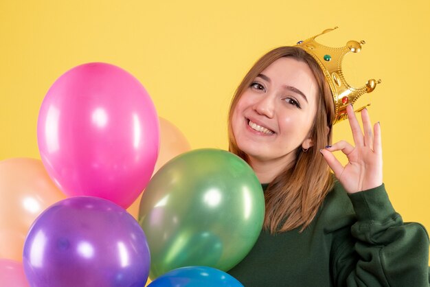 Expressive jeune femme posant pour Noël