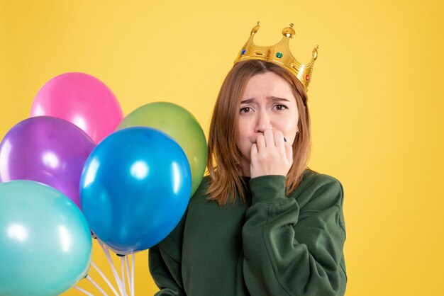 Expressive jeune femme posant pour Noël