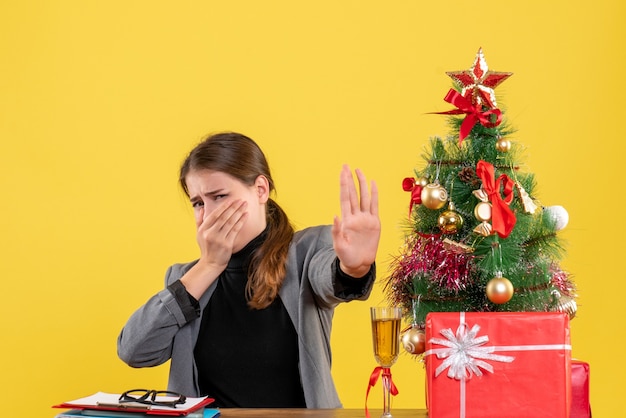 Photo gratuite expressive jeune femme posant pour noël