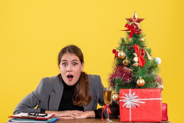 Expressive jeune femme posant pour Noël