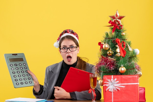 Expressive jeune femme posant pour Noël