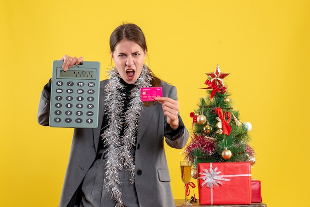 Expressive jeune femme posant pour Noël