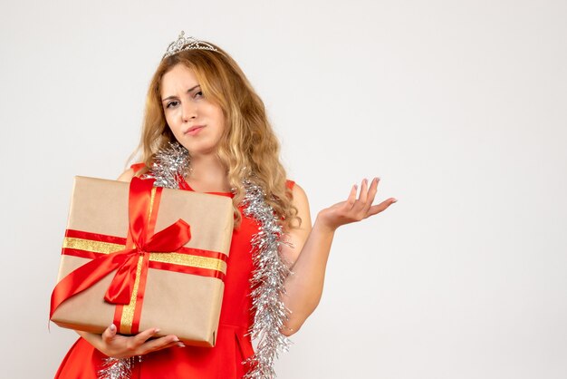 Expressive jeune femme posant pour Noël