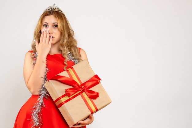 Expressive jeune femme posant pour Noël