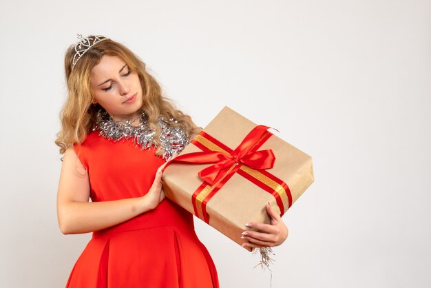 Expressive jeune femme posant pour Noël