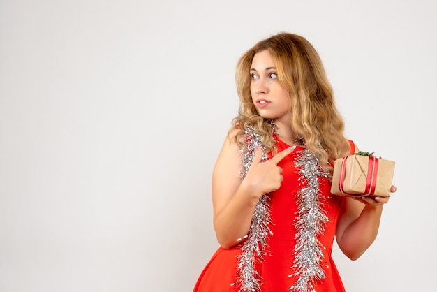 Expressive jeune femme posant pour Noël