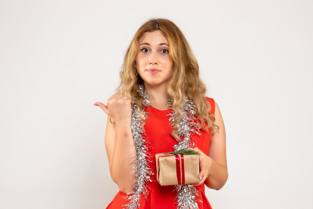 Expressive jeune femme posant pour Noël