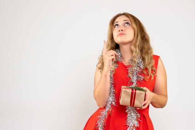 Expressive jeune femme posant pour Noël