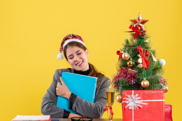 Expressive jeune femme posant pour Noël