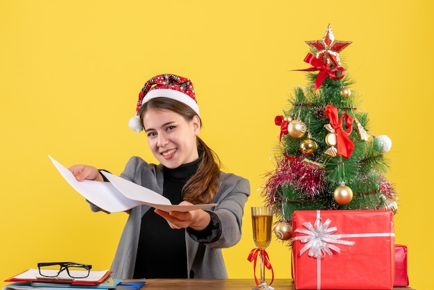 Expressive jeune femme posant pour Noël