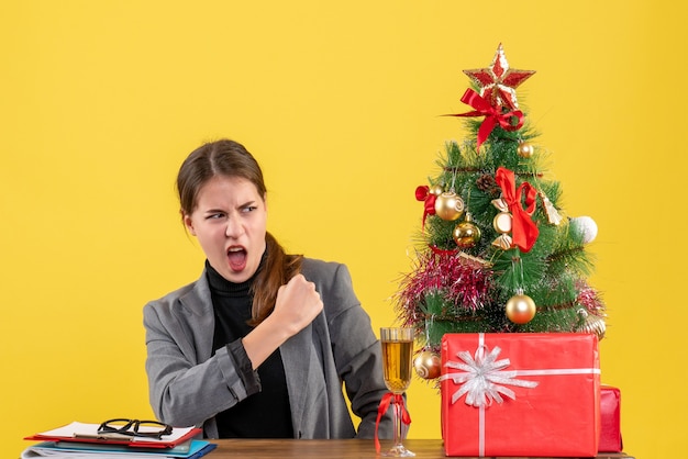 Expressive jeune femme posant pour Noël