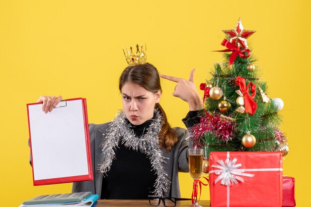 Expressive jeune femme posant pour Noël