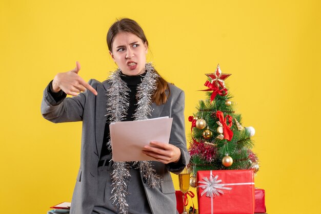 Expressive jeune femme posant pour Noël