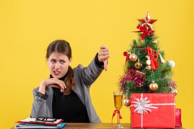 Expressive jeune femme posant pour Noël