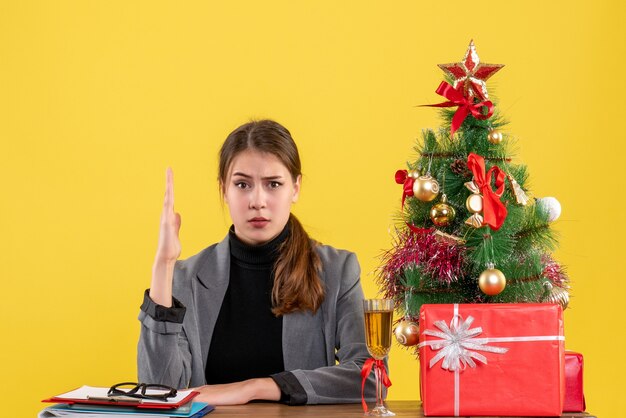 Expressive jeune femme posant pour Noël