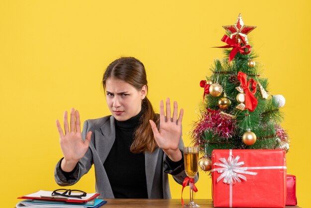 Expressive jeune femme posant pour Noël