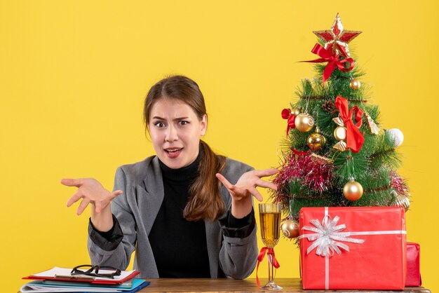 Expressive jeune femme posant pour Noël