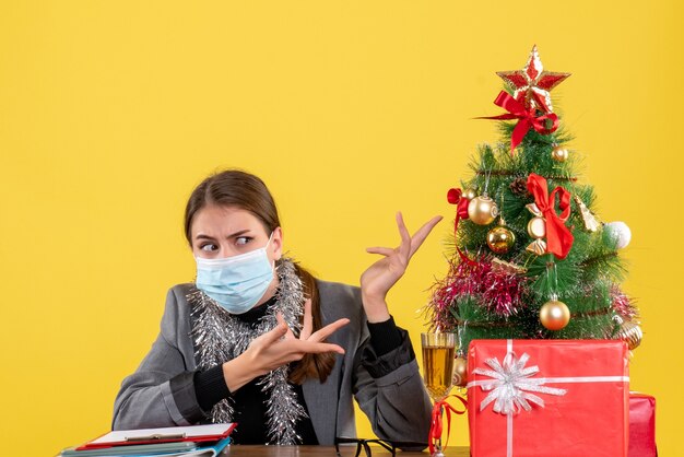 Expressive jeune femme posant pour Noël