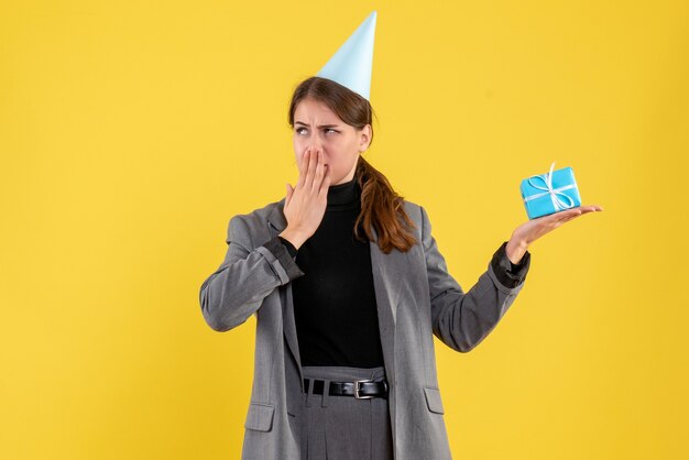 Expressive jeune femme posant pour Noël