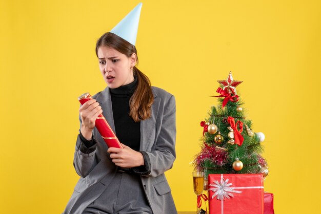 Expressive jeune femme posant pour Noël