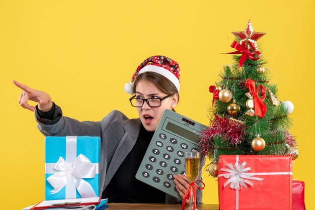 Expressive jeune femme posant pour Noël