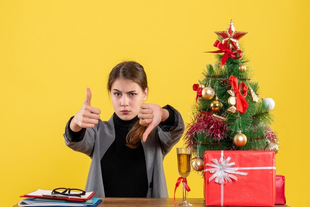 Expressive jeune femme posant pour Noël