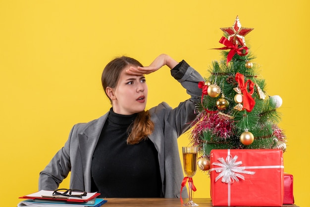 Expressive jeune femme posant pour Noël